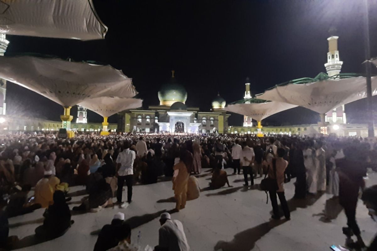 Puluhan ribu orang hadiri pengajian Adi Hidayat di Pekanbaru