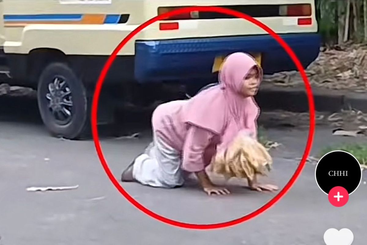Video gadis jualan peyek sambil merangkak di Surabaya viral di medsos