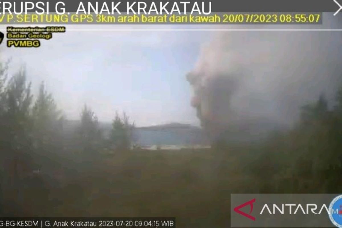 Gunung Anak Krakatau kembali erupsi lontarkan abu vulkanik setinggi 2.000 meter