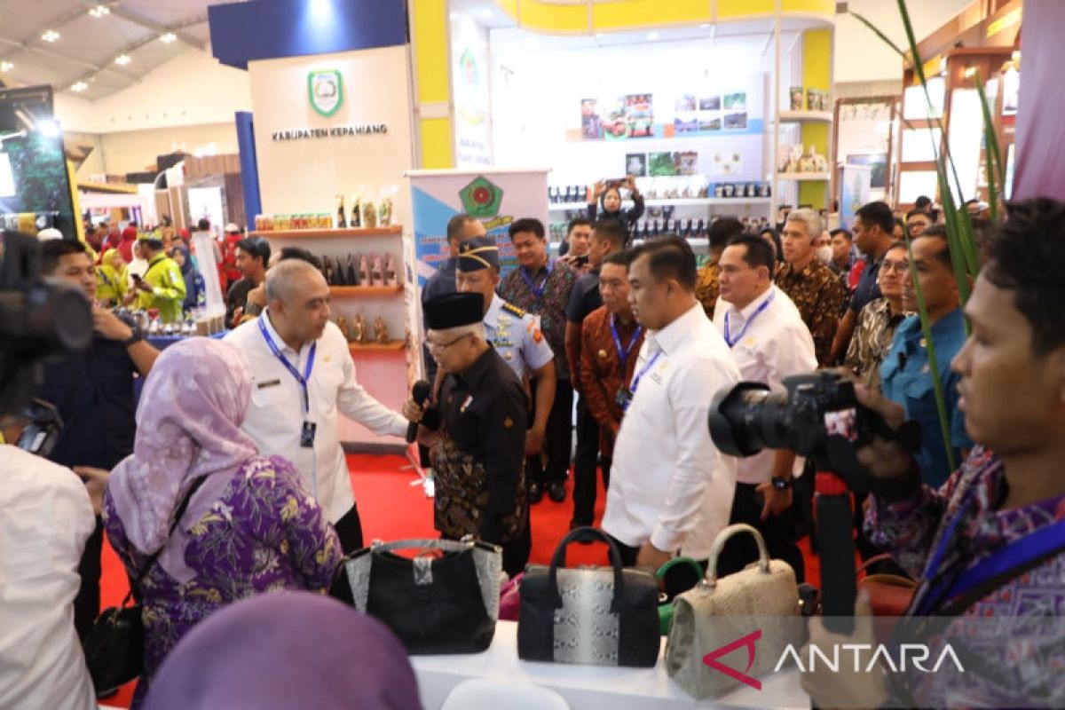 Produk tas dan sepatu asal Tangerang dipamerkan di Expo APKASI 2023