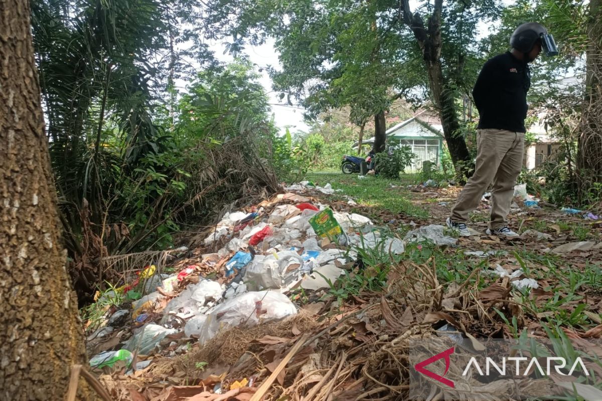 Warga keluhkan tumpukan sampah di Jalan Inspeksi