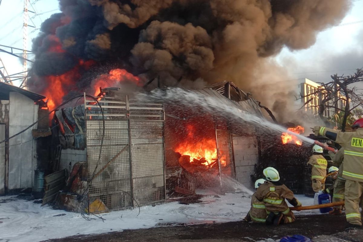 Sebuah bedeng berisi ban vulkanisir di Cakung ludes terbakar