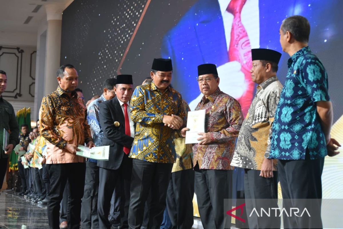 Menteri ATR/BPN serahkan 194 sertifikat aset tanah untuk Kota Padangsidimpuan