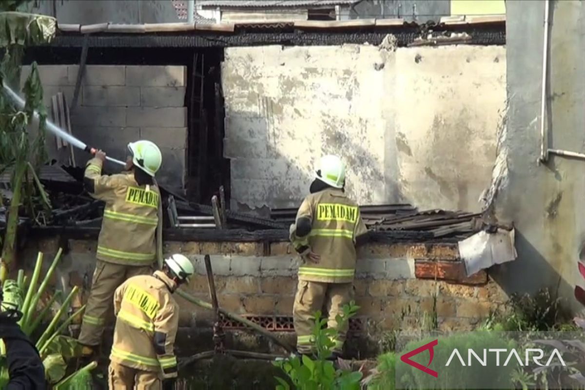 Satu unit rumah di Condet hangus terbakar