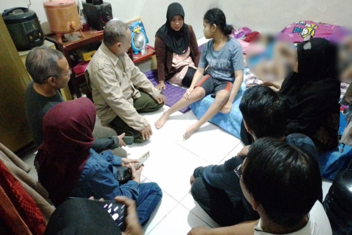Ini sikap Pemkot Surabaya kepada keluarga gadis penjual peyek viral