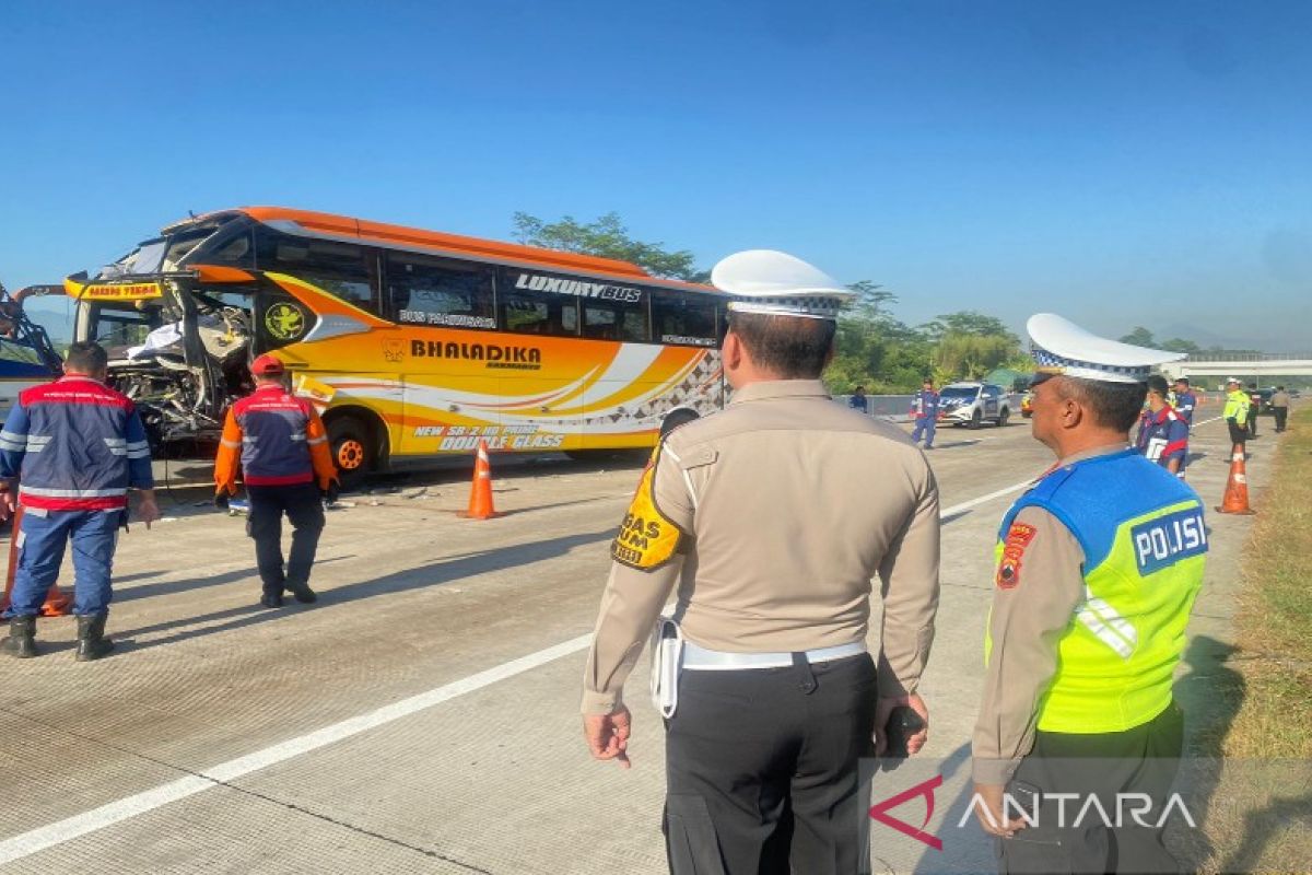 Kecelakaan karambol di tol Batang libatkan bus, truk dan mobil