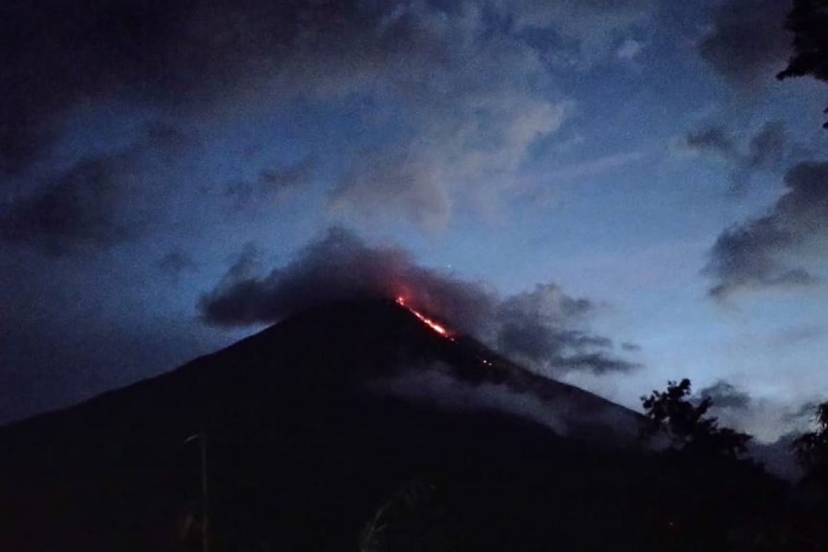 Gunung Karangetang masih luncurkan guguran lava