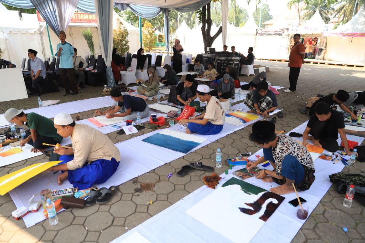 Puluhan santri Kota Tangerang ikuti lomba kaligrafi