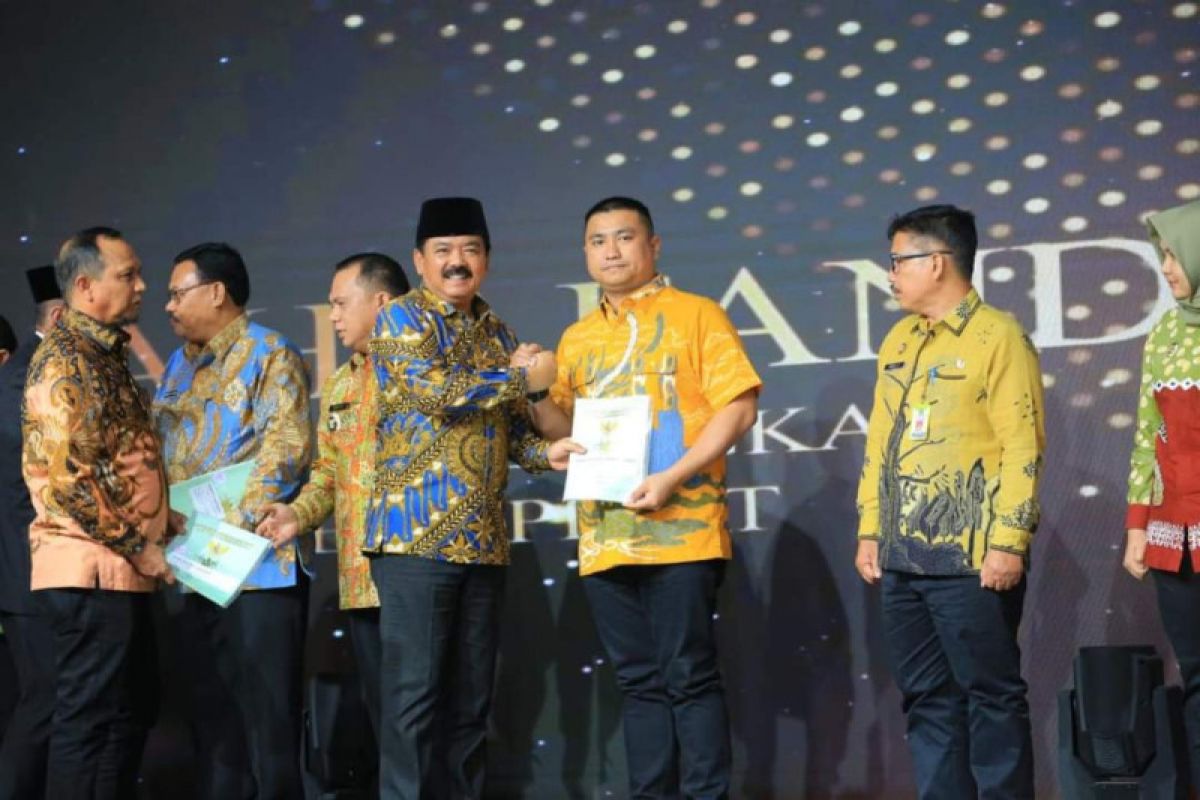 Menteri ATR/BPN serahkan 13 sertifikat tanah kepada Bupati Labura
