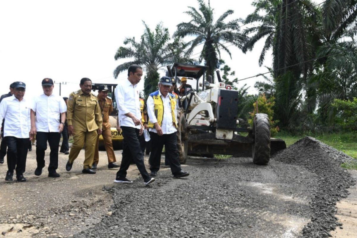 Jokowi tinjau perbaikan infrastruktur jalan di Bengkulu