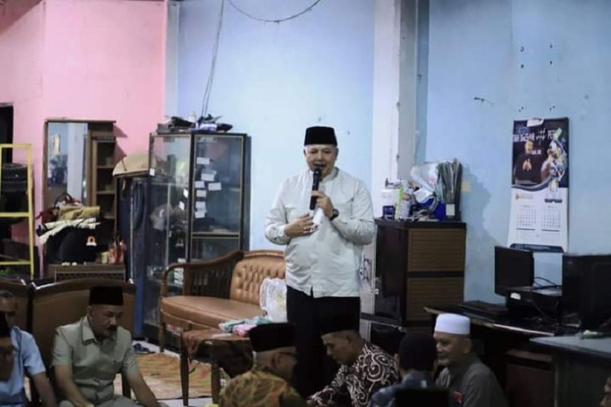 Wawako Solok serahkan bantuan anak yatim serta buka bersama