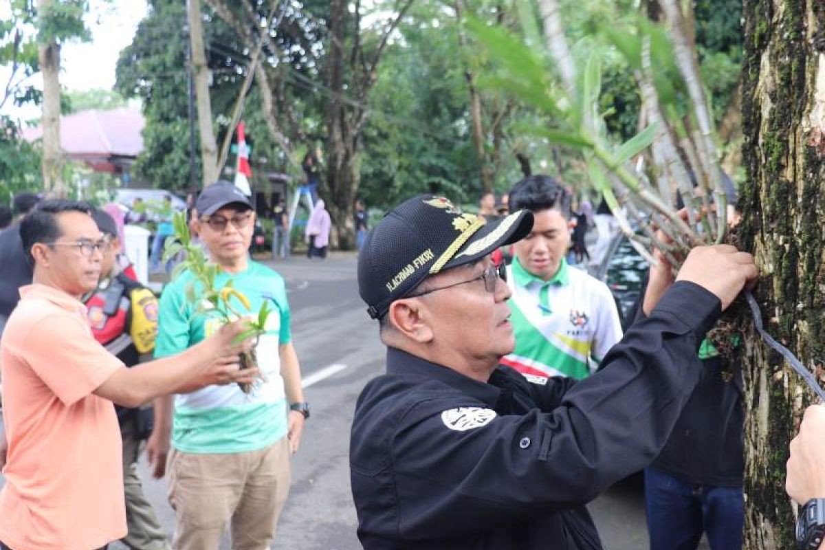Bupati HSS bersama PAI tanam anggrek di sepanjang jalan Nusa Indah