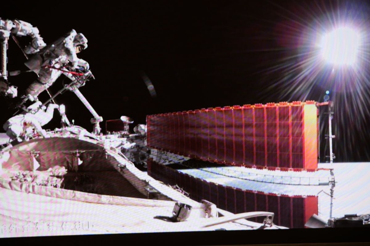 Awak Shenzhou-16 rampungkan spacewalk pertama
