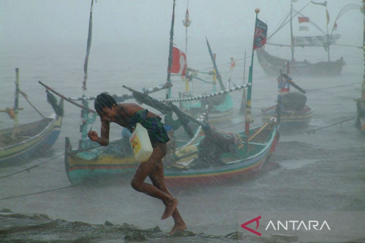 BMKG beri peringatan dini potensi hujan lebat disertai angin kencang di sejumlah wilayah Indonesia