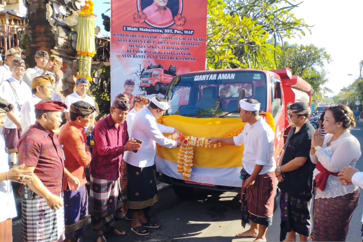 Bupati Gianyar sudah bantu 50 truk sampah