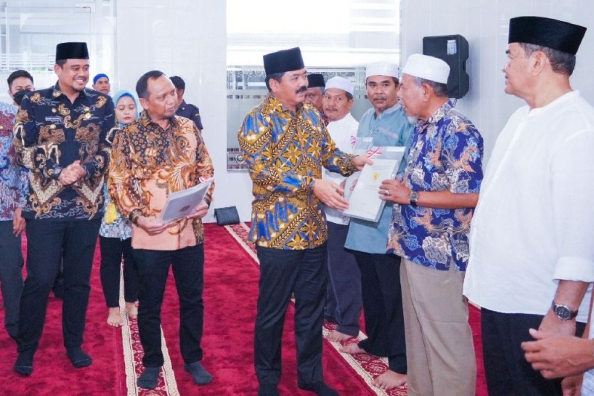 Wali kota bersama Menteri ATR/BPN serahkan 11 sertifikat tanah wakaf