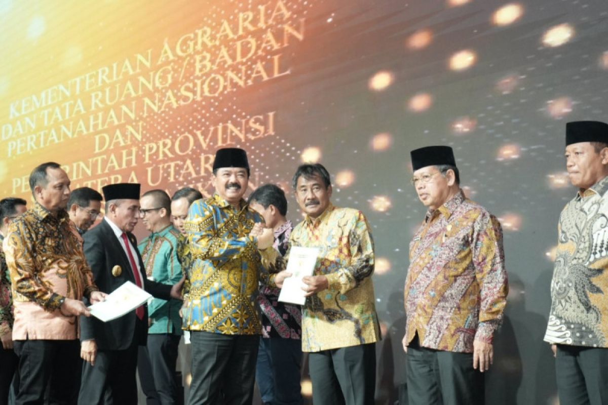 Wali Kota Binjai Amir Hamzah terima sertifikat bidang aset