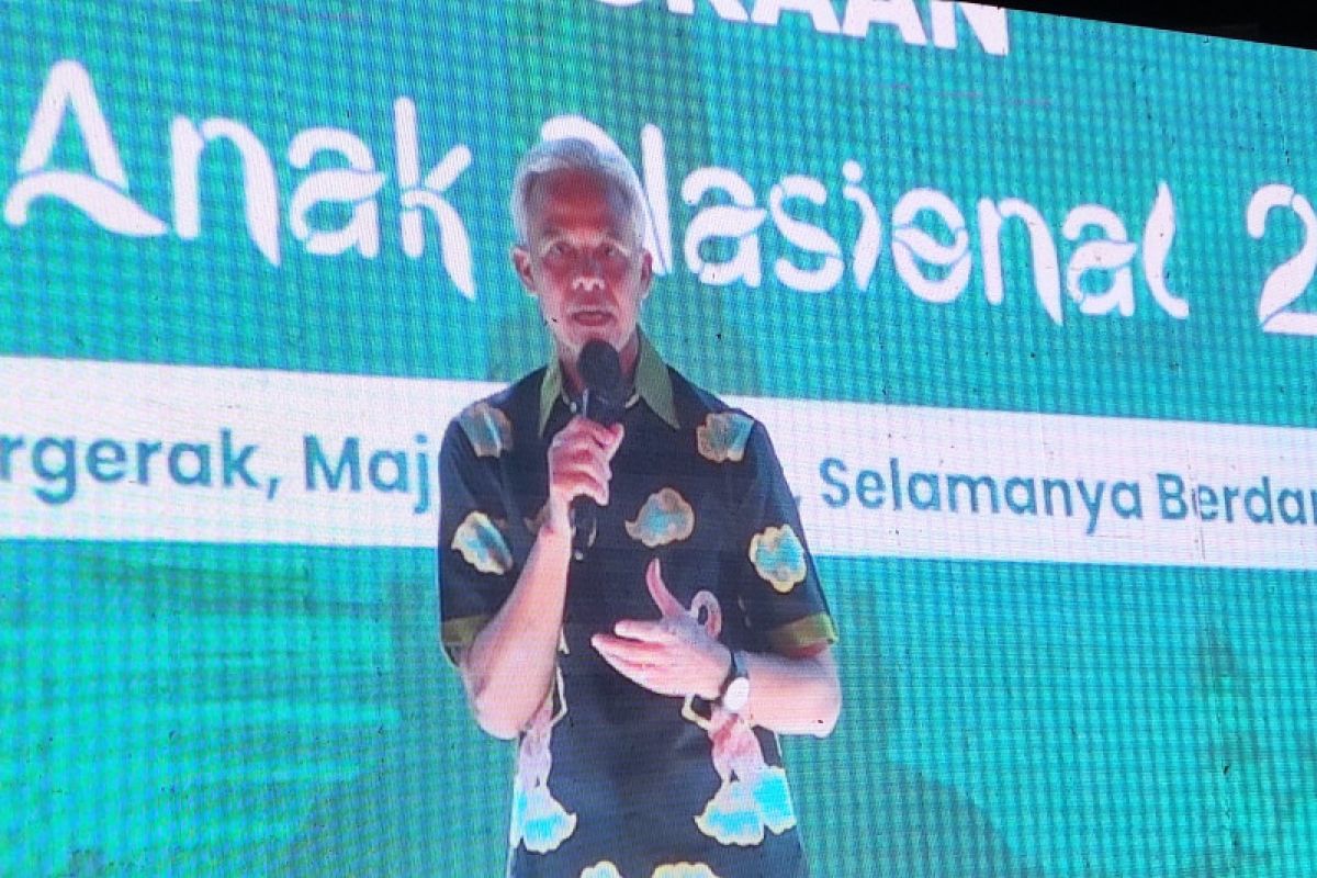 SMRC sebut Ganjar pakai kemeja desain Jokowi buktikan mereka dekat