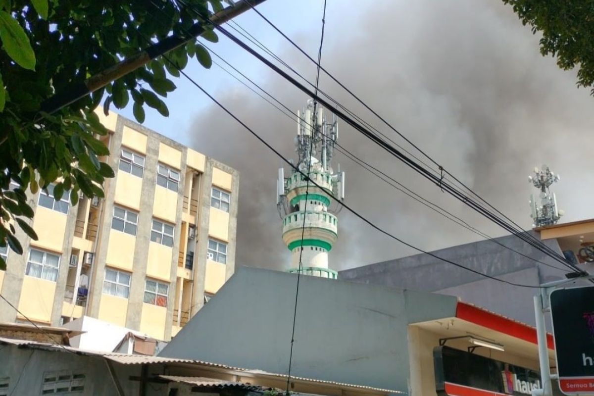 Sudin Gulkarmat kerahkan 100 personel padamkan kebakaran di Setiabudi