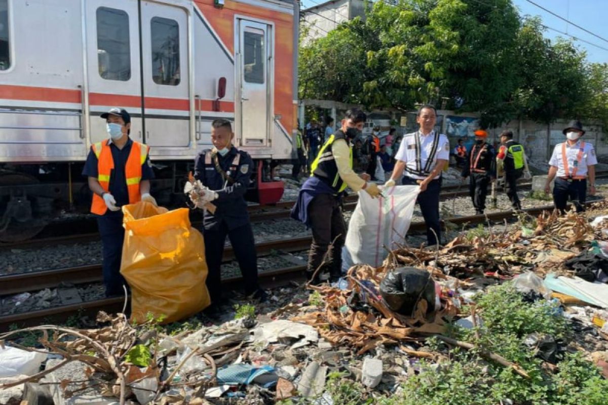 KAI tertibkan puluhan bangunan liar dan sampah di jalur kereta kawasan Stasiun Pasar Senen
