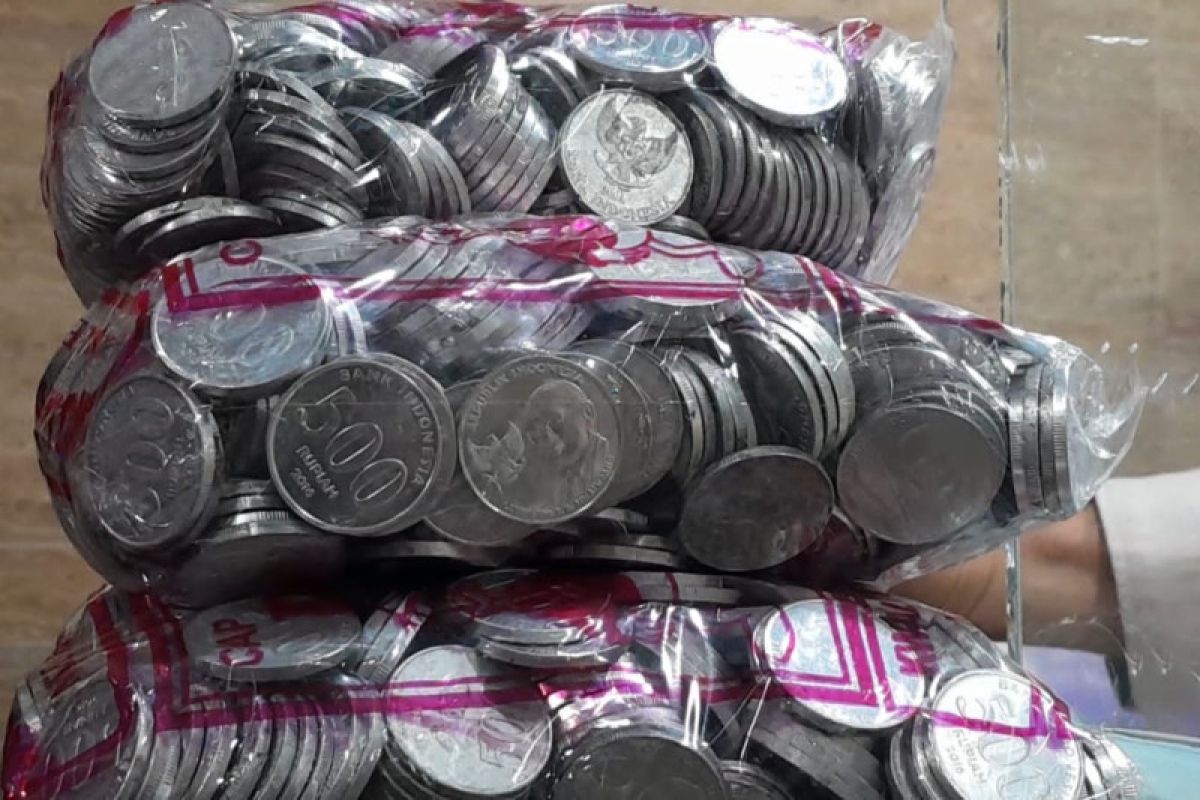 Warga Ternate kumpulkan uang koin untuk modal usaha