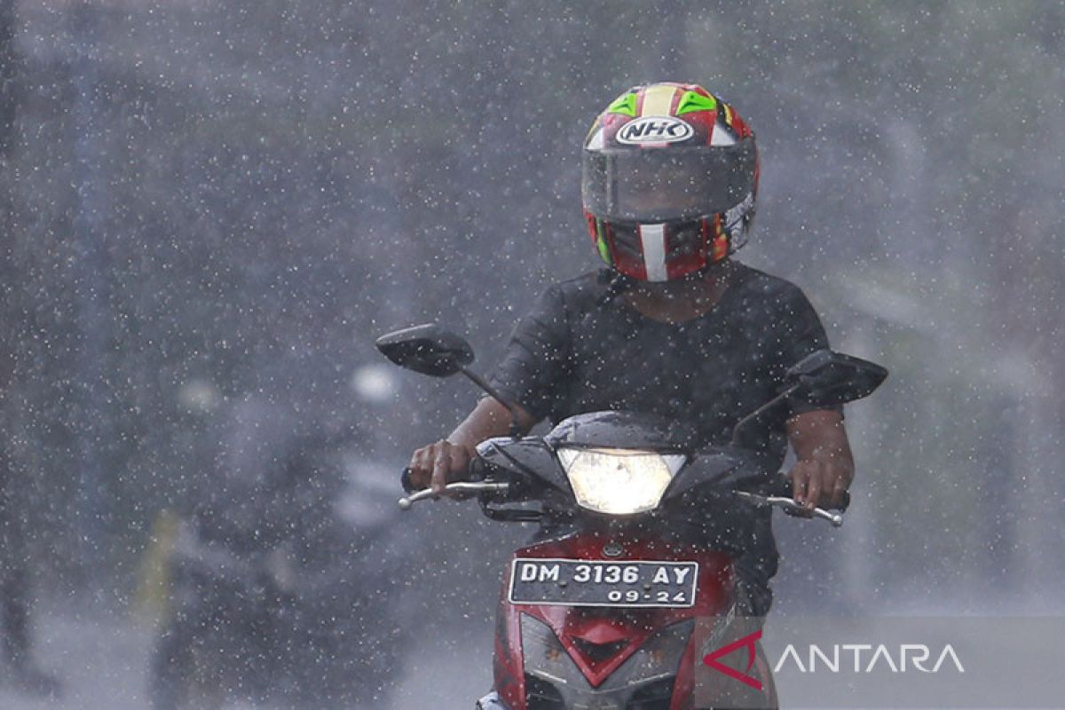 Hujan ringan berpeluang turun di sejumlah kota besar di Indonesia