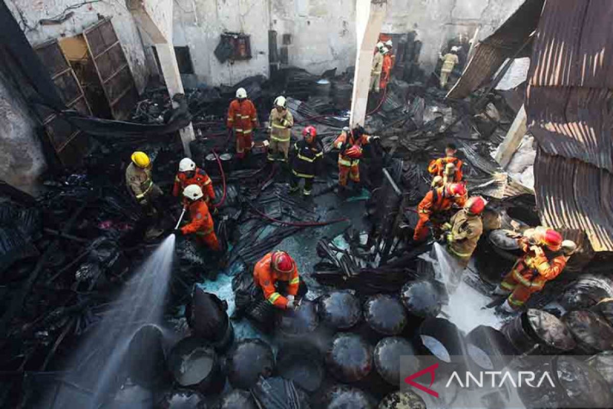 Kebakaran gudang cat dan tinner di Surabaya - ANTARA News