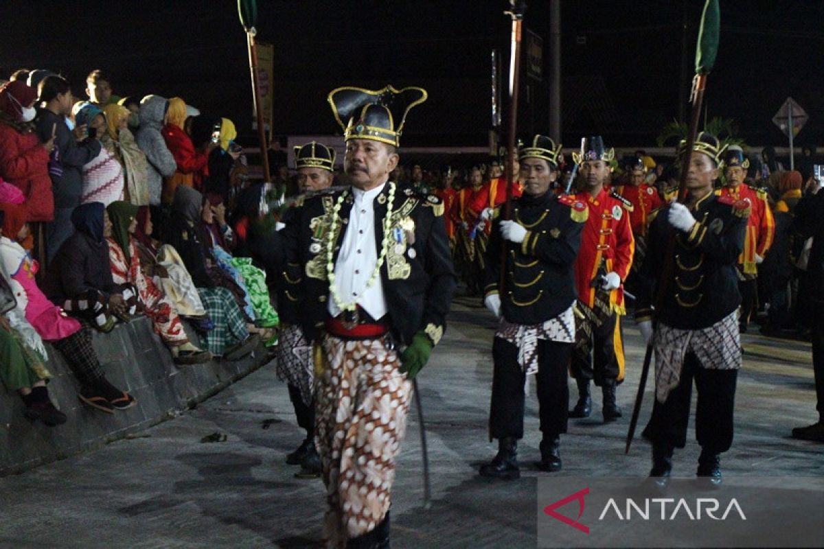 Ratusan warga lereng Merapi dan Merbabu di Desa Samiran gelar kirab budaya Temu Tirta
