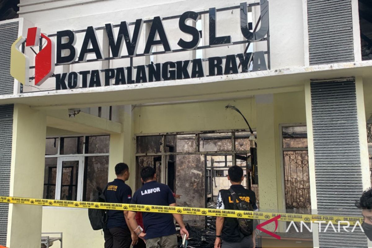 Tim forensik Bareskrim Polri olah TKP kebakaran Kantor Bawaslu Palangka Raya