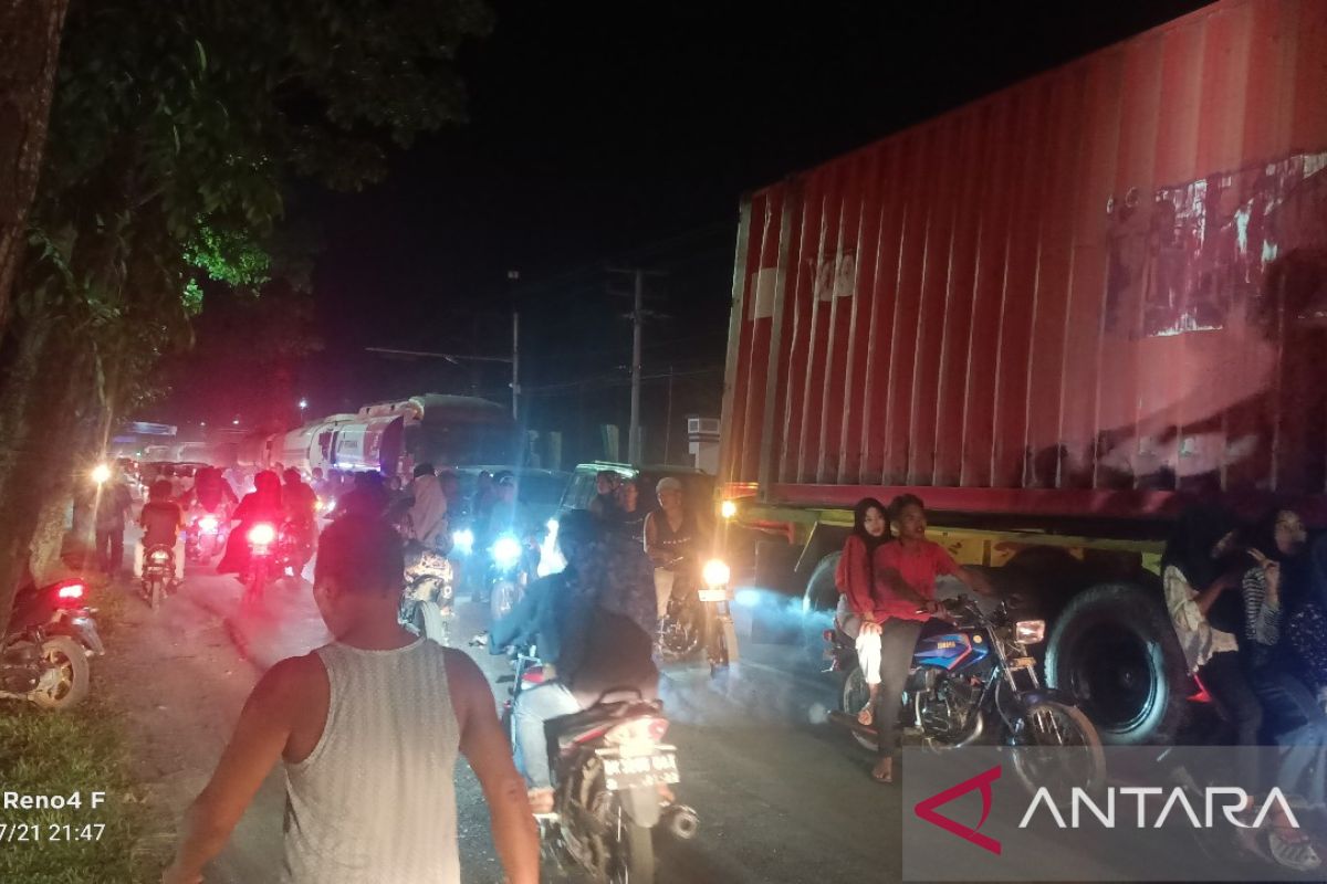 Anji tampil di alun-alun, arus lalulintas di Aekkanopan macet