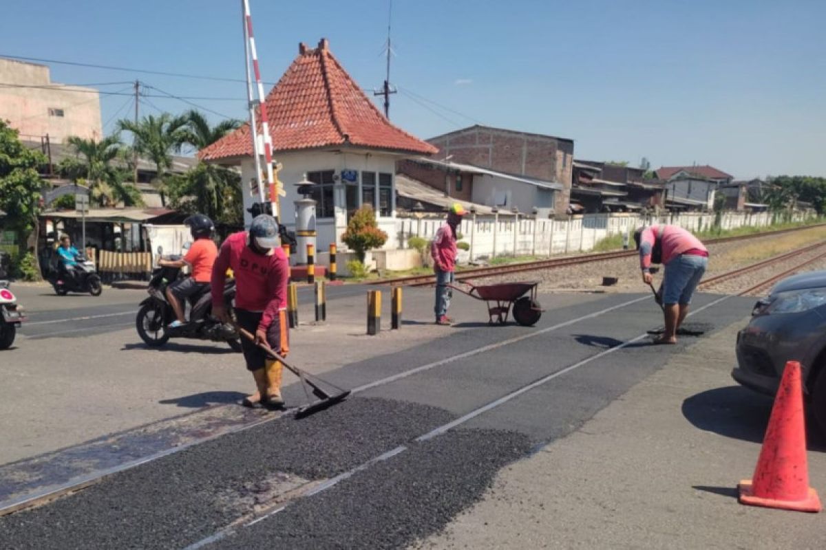 DPU  Semarang perbaiki kerusakan jalan pascakecelakaan KA vs trailer