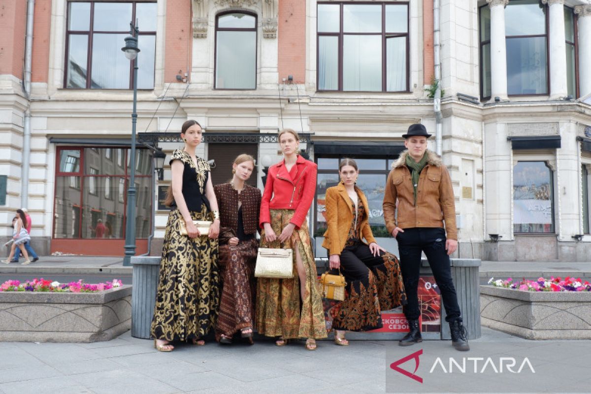 Karya desainer fesyen Indonesia kembali pukau warga Moscow
