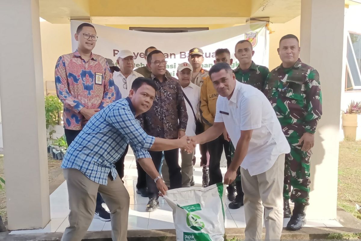 Pemkab Malteng serahkan ribuan bibit perkebunan untuk warga  Haruku