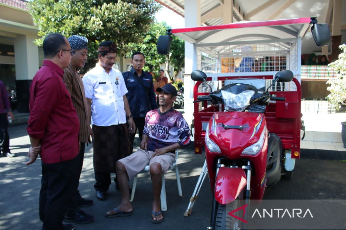 Kemensos salurkan bantuan bagi 200 penyandang disabilitas di Cilacap