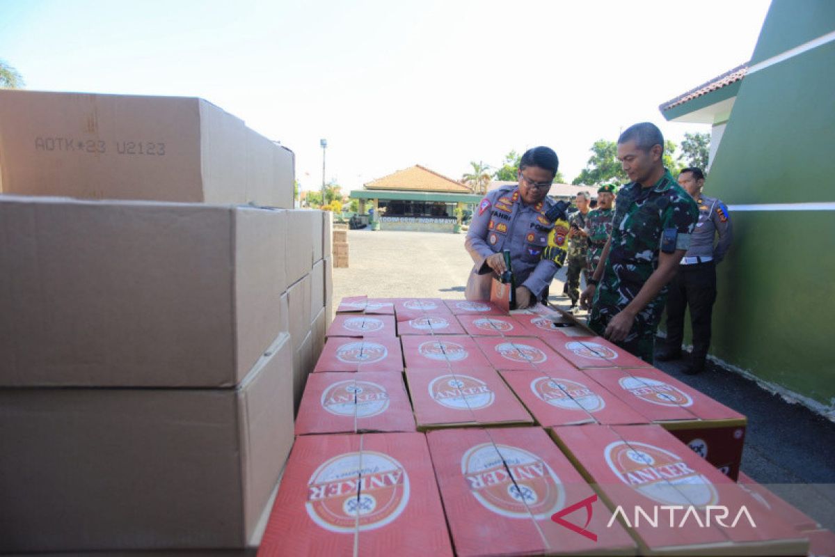 TNI-Polri bongkar gudang miras di Indramayu barang bukti 52 ribu botol