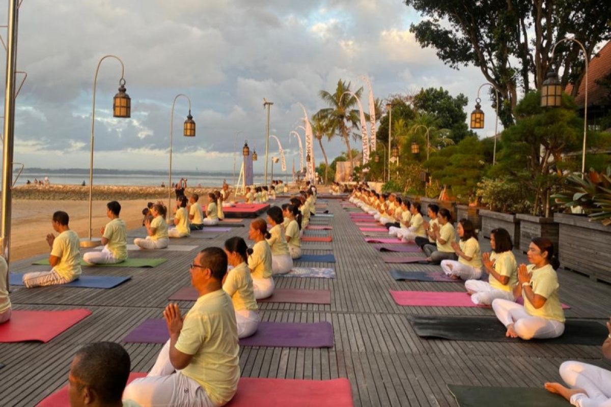 150 orang ikuti yoga bersama di Pantai Sanur - ANTARA News Kalimantan Barat