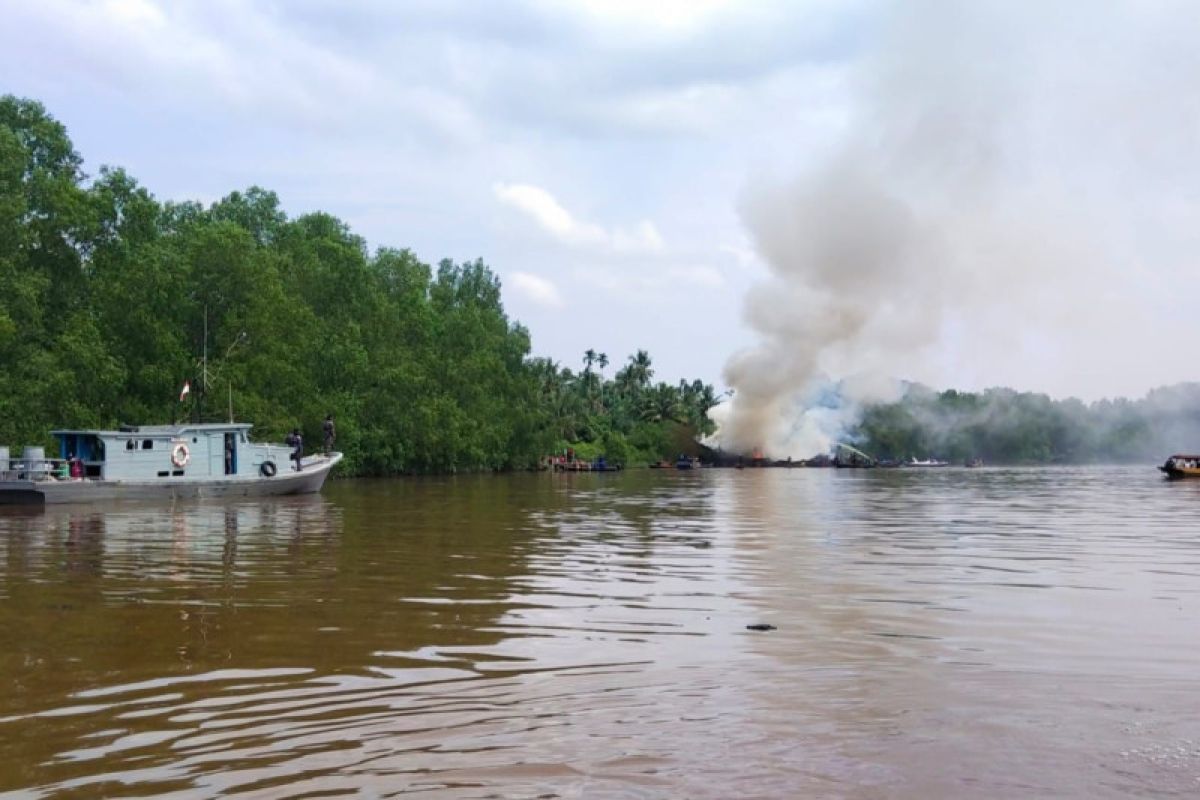 Kapal pembawa sembako terbakar di perairan Tanjung Buton