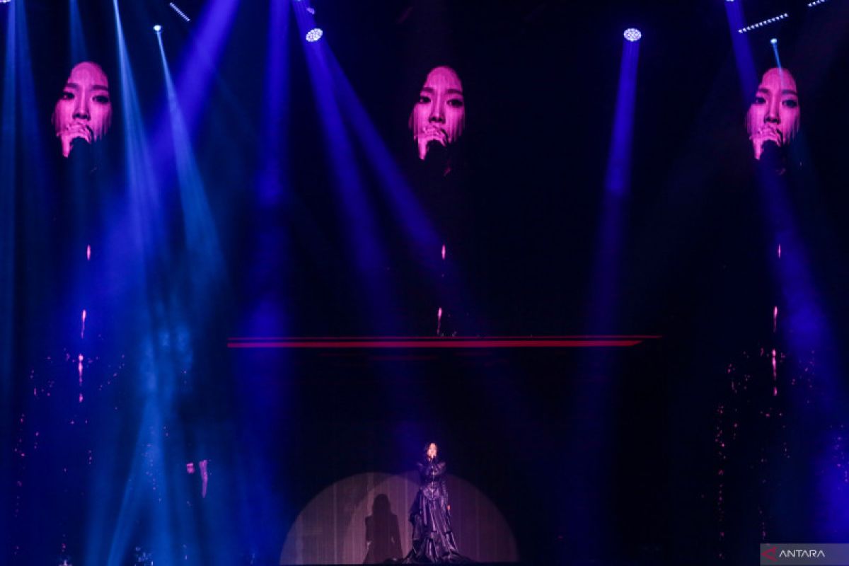 Terdiam sejenak dalam "Fine" Taeyeon di konser "THE ODD of LOVE"