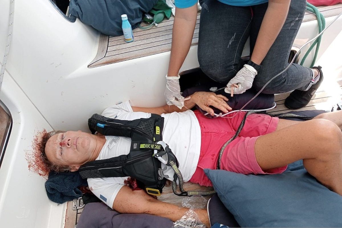 Tim SAR gabungan selamatkan WNA patah tulang di laut