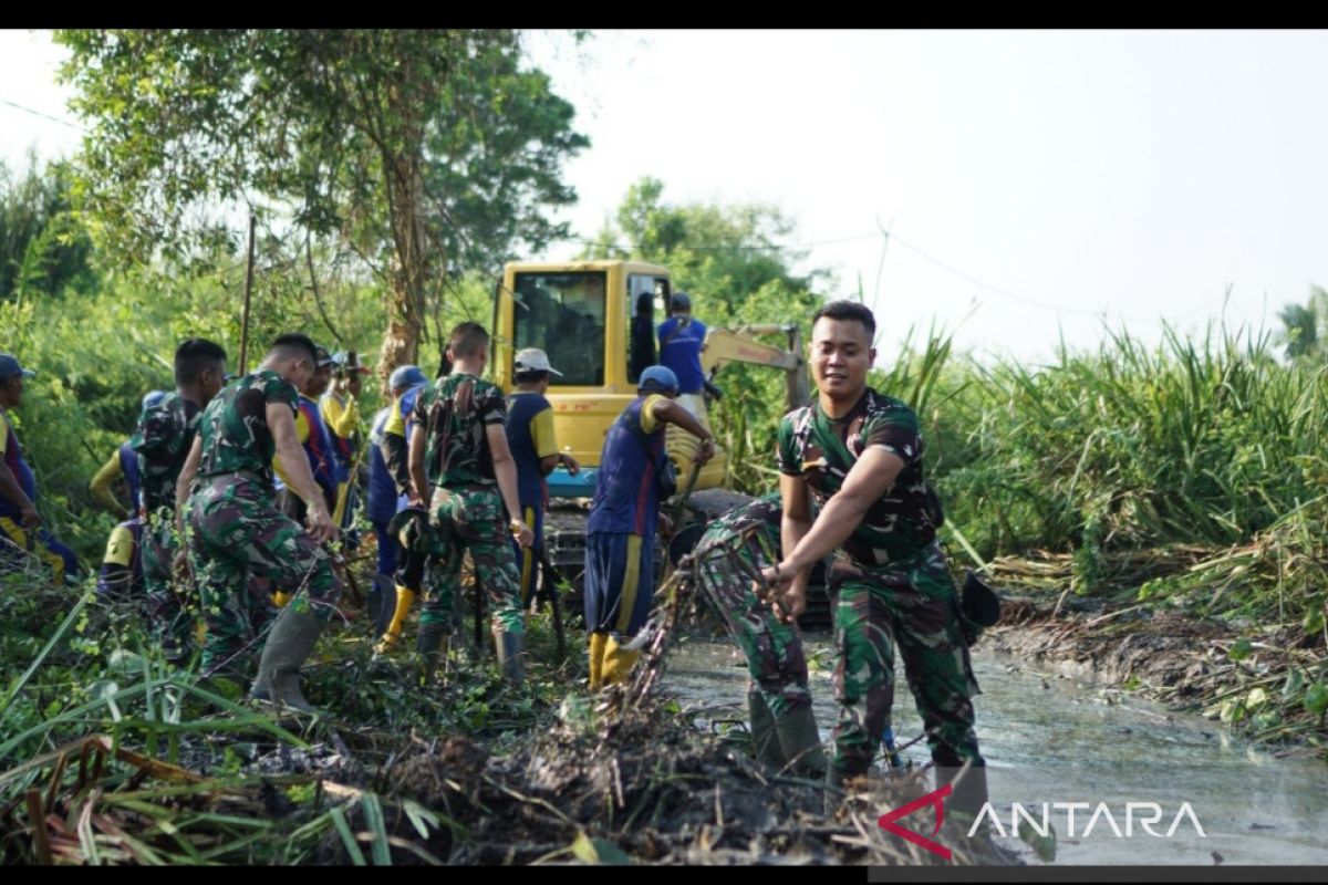 Prajurit Yon Arhanud 12/SBP gelar gotong royong bersihkan saluran air permukiman Palembang