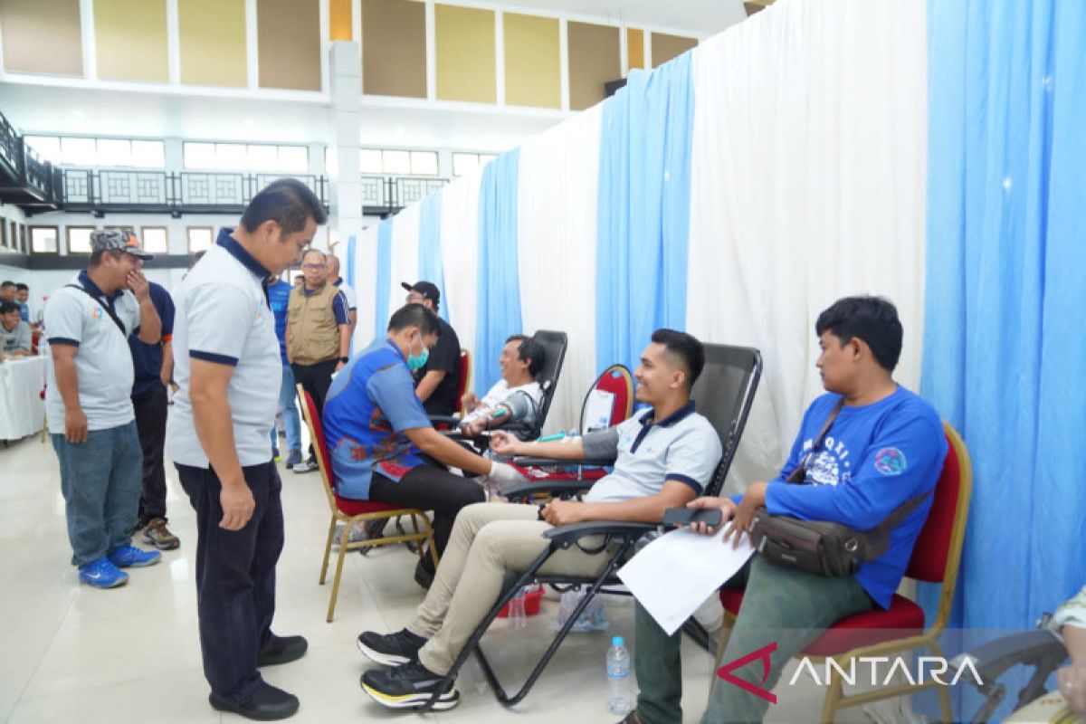 Dirut PT Timah ikuti donor darah massal di Pangkalpinang