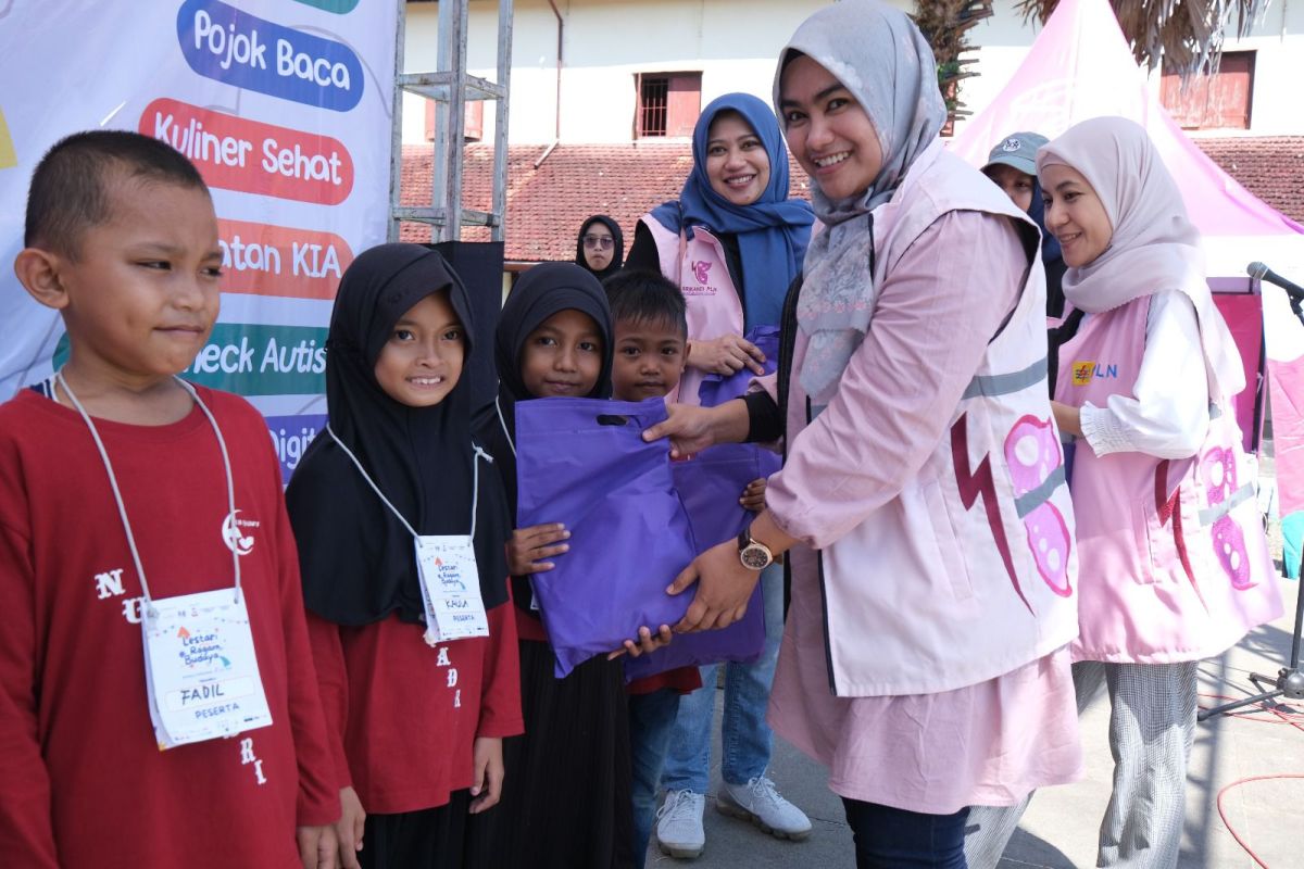Srikandi PLN bagikan paket perlengkapan sekolah ke panti asuhan