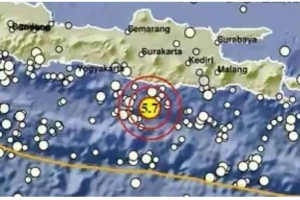 Warga berhamburan saat gempa magnitudo 5,7 guncang Pacitan Jatim