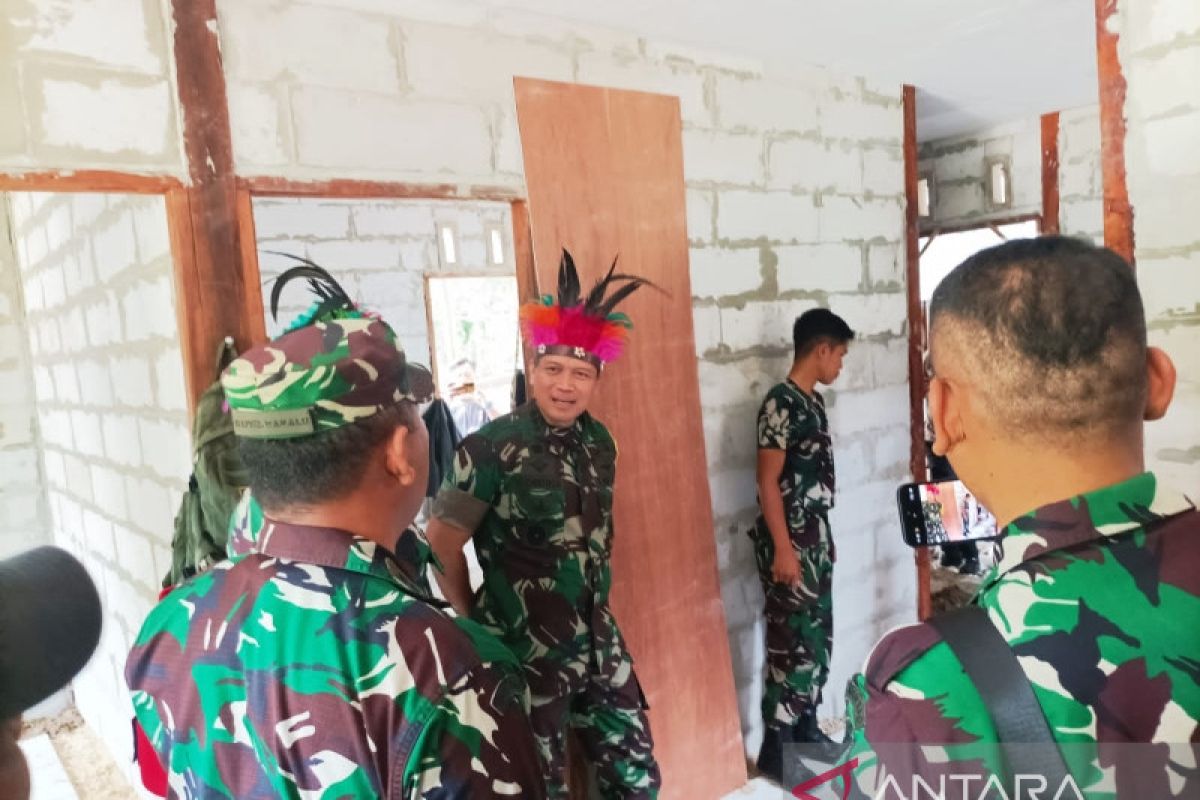 Kolaborasi prajurit Satgas TMMD dan warga Mokmer Biak membangun rumah