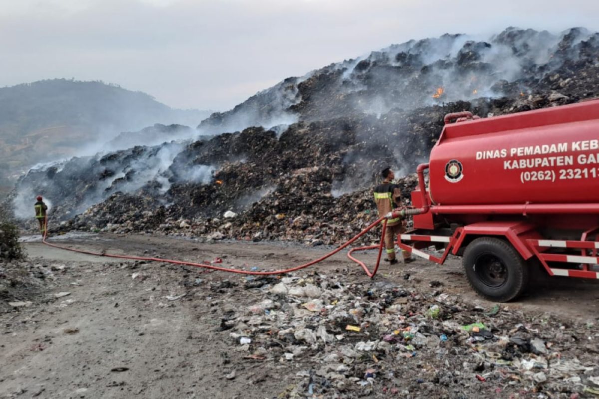 Timbunan sampah di Garut terbakar dan timbulkan asap yang ganggu warga