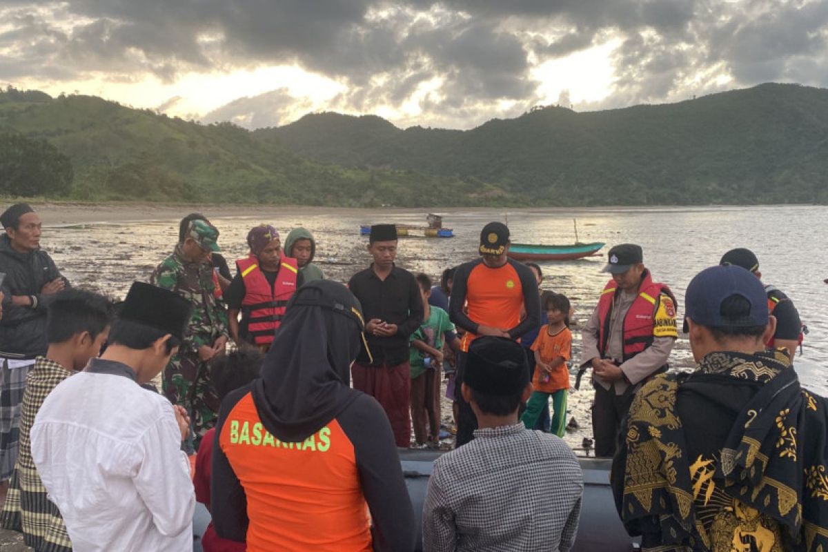 Dua pemancing terseret ombak di Pantai Orong Lombok Barat