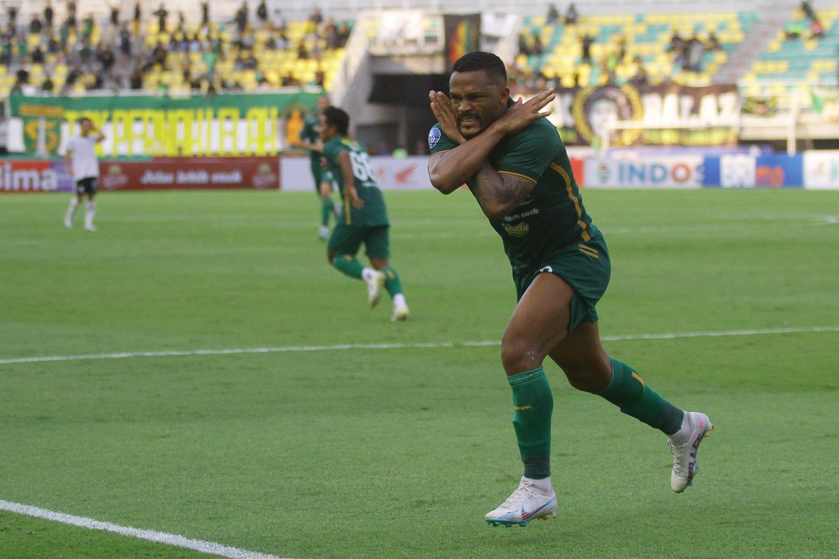 Aji Santoso sebut bertanggung jawab atas hasil yang diraih Persebaya