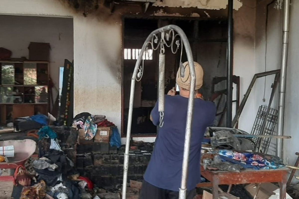 Satu unit rumah terbakar diduga karena sebatang rokok