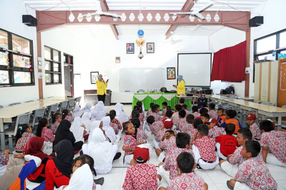 Departemen ilmu konservasi gigi FKG UI gelar bakti sosial di Pulau Kelapa