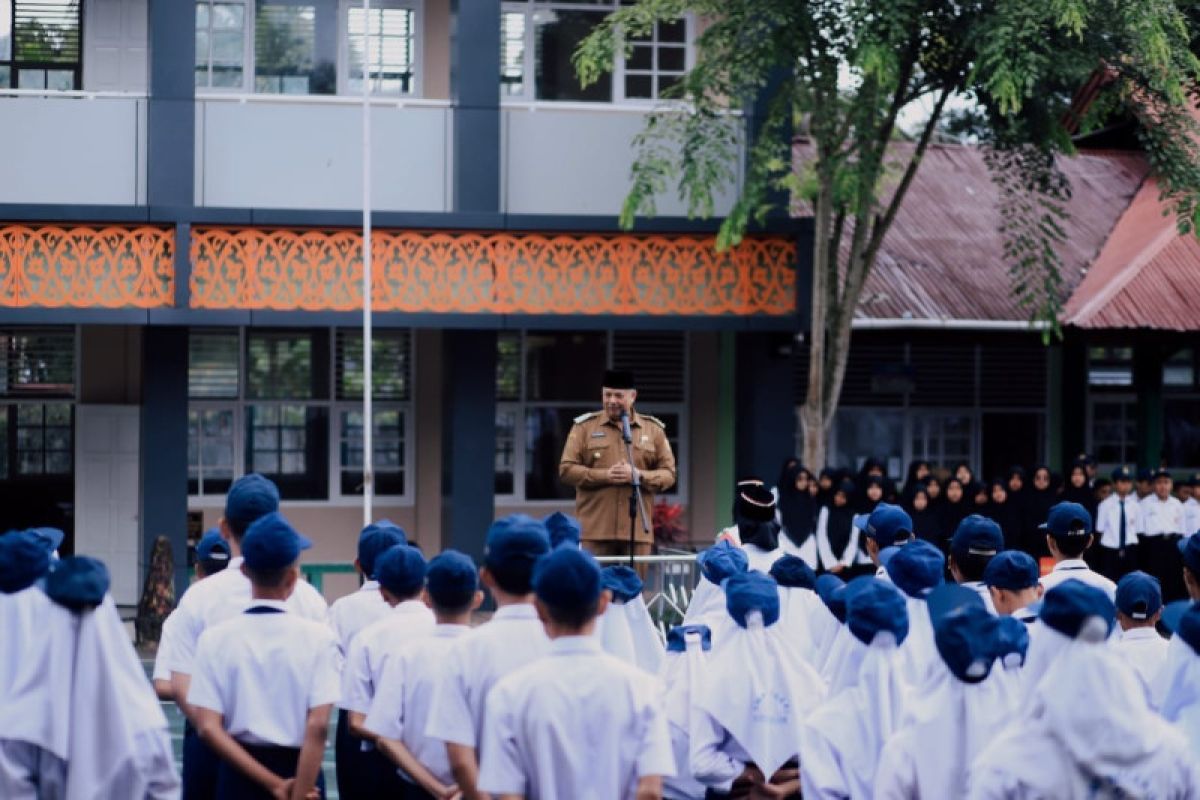 Wako Solok Irup Pengibaran Bendera Di SMPN 5 Kota Solok
